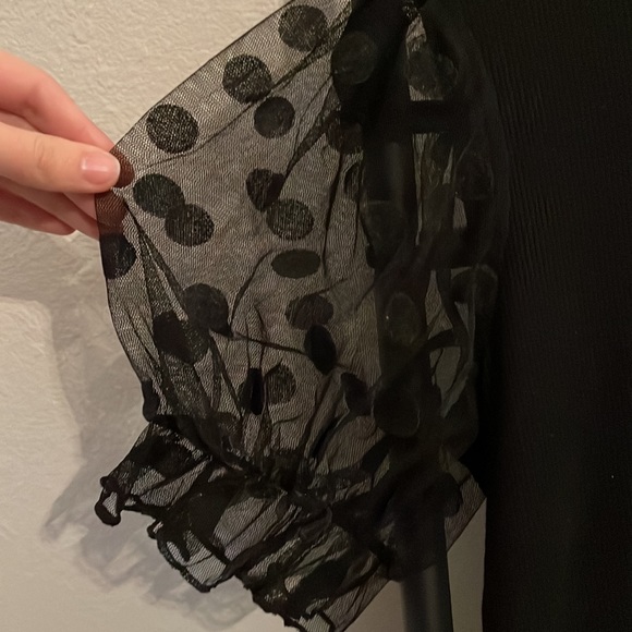 S/M Adorable comfy work top with lacy puff sleeves ✨ - Picture 4 of 7